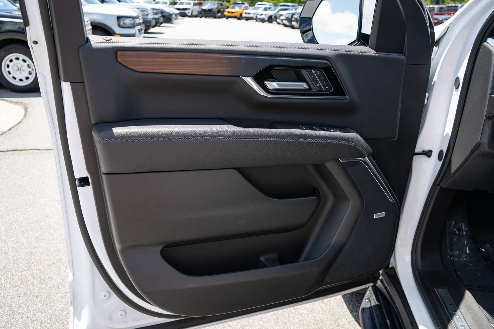 Used 2025 GMC Yukon XL Denali AWD/4WD image 16