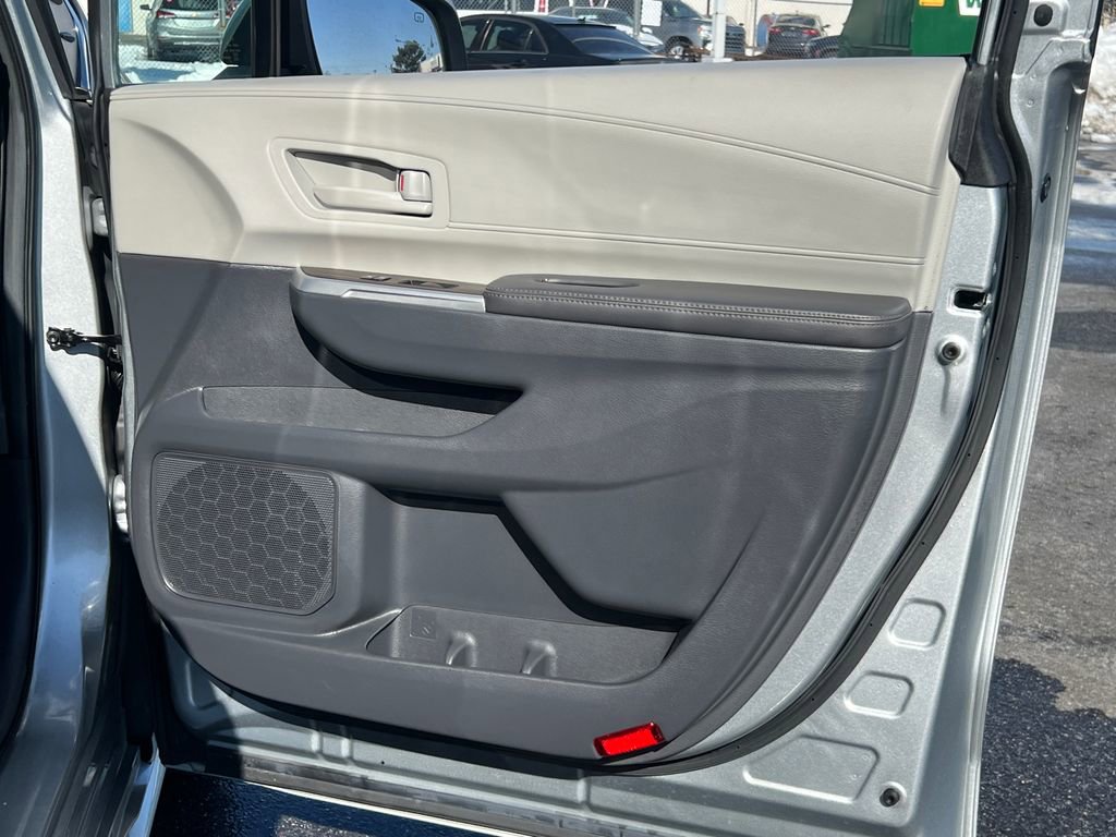 Used 2024 Toyota Sienna LE image 8