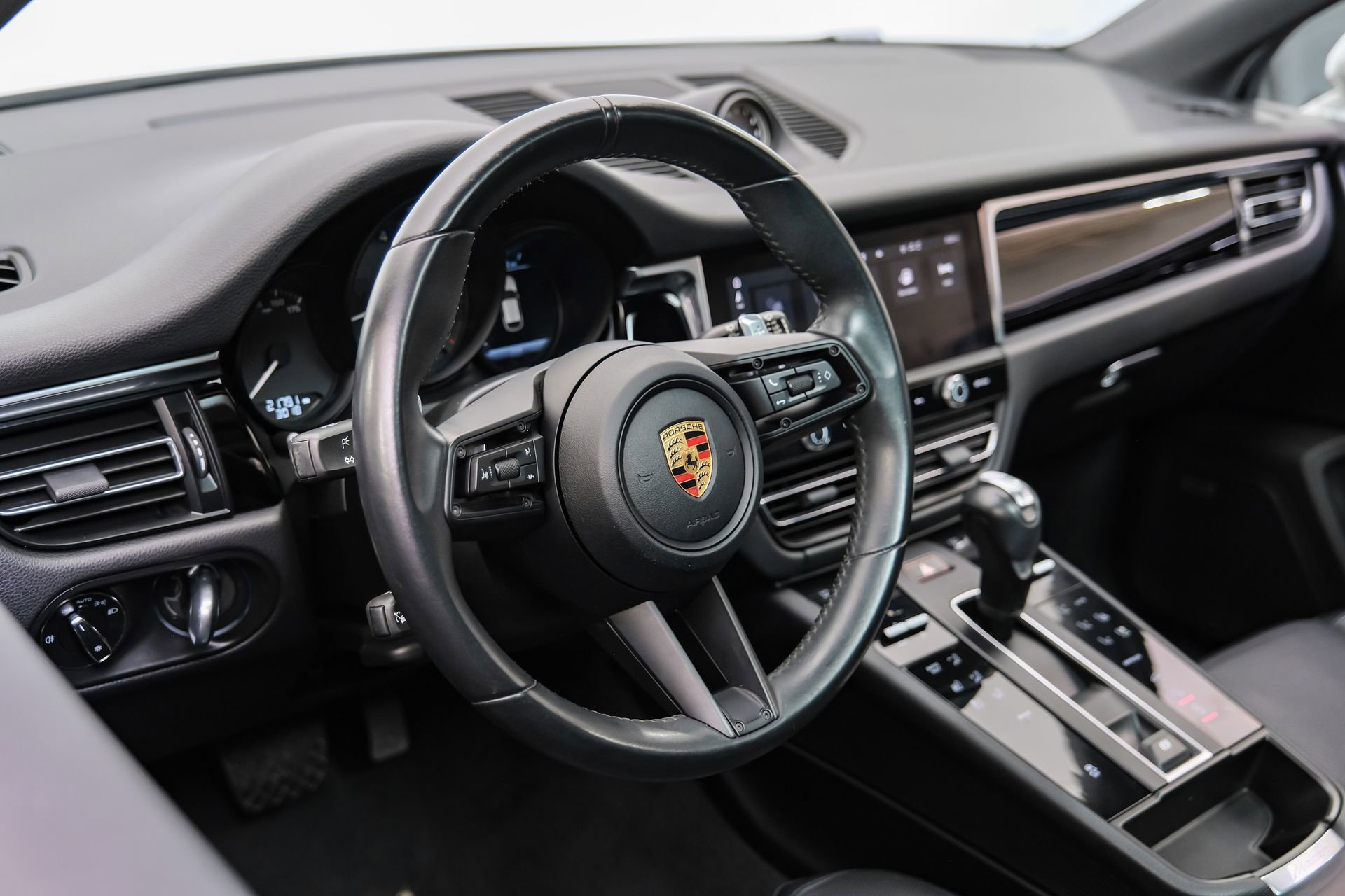 Used 2023 Porsche Macan AWD/4WD image 17