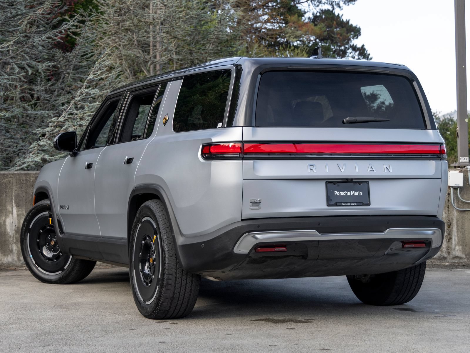 Used 2025 Rivian R1S Adventure Dual AWD/4WD image 3