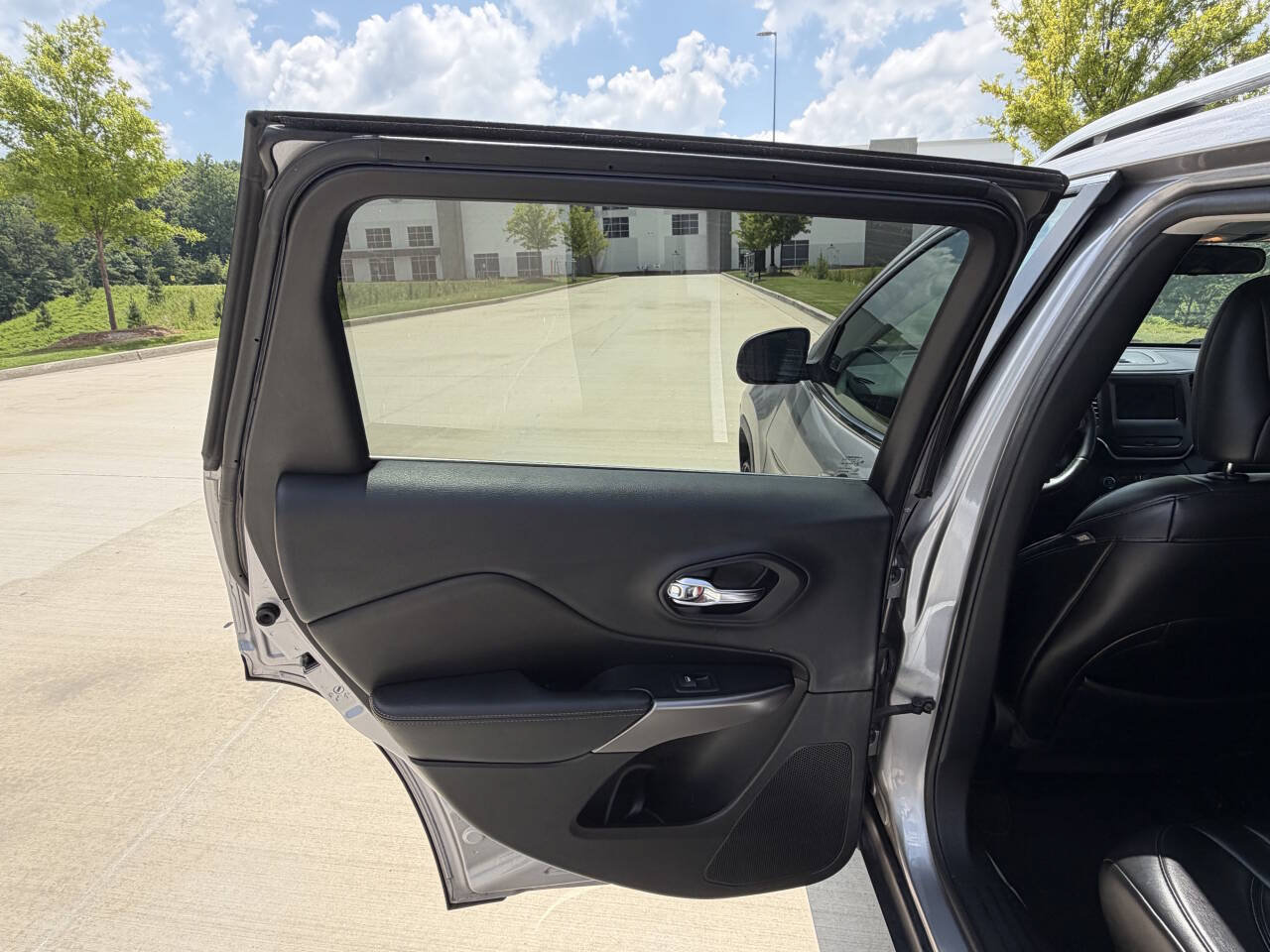 Used 2019 Jeep Cherokee Latitude Plus AWD/4WD image 12