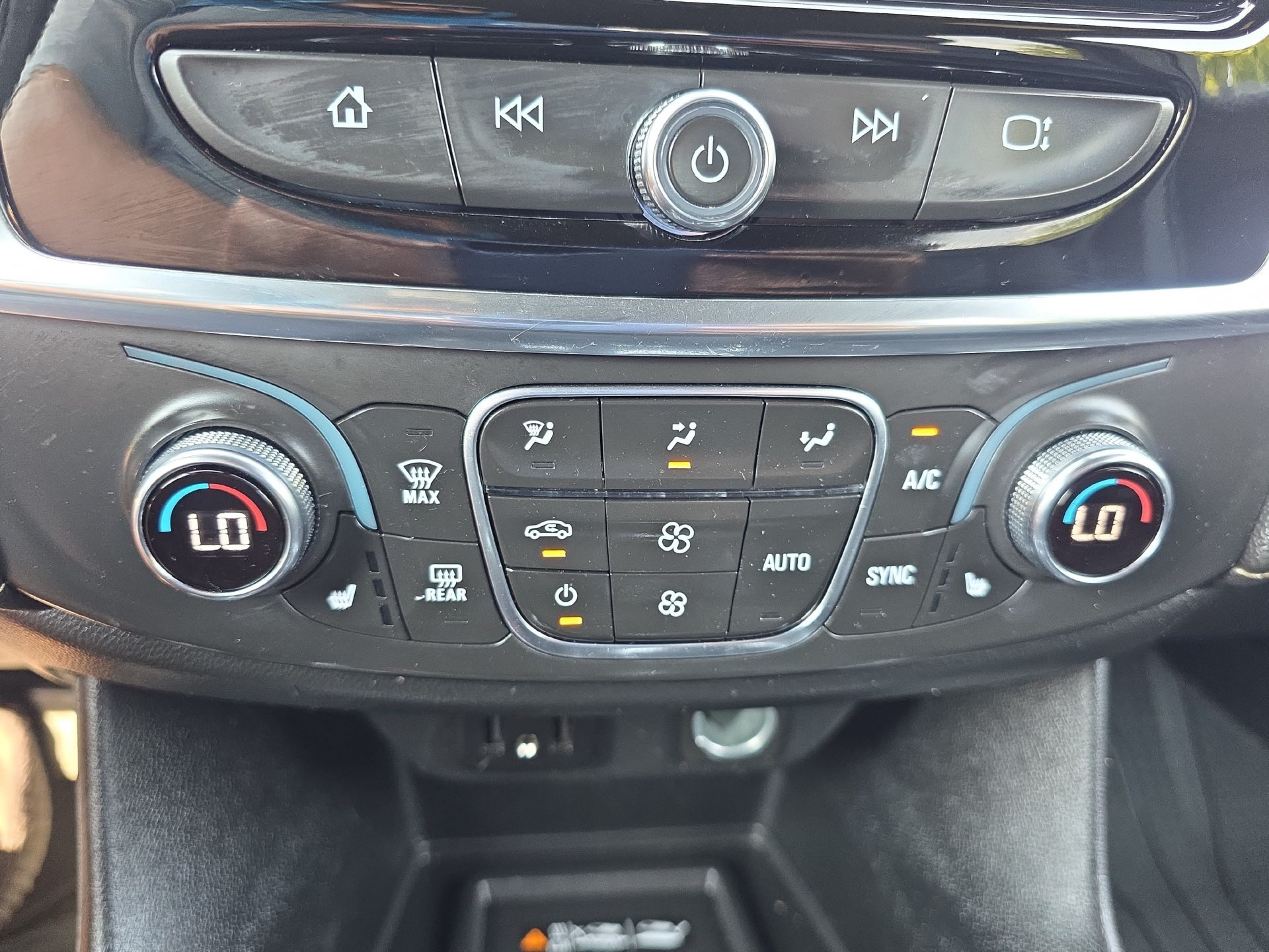 Used 2023 Chevrolet Traverse LT w/ LPO, Floor Liner Package FWD image 24
