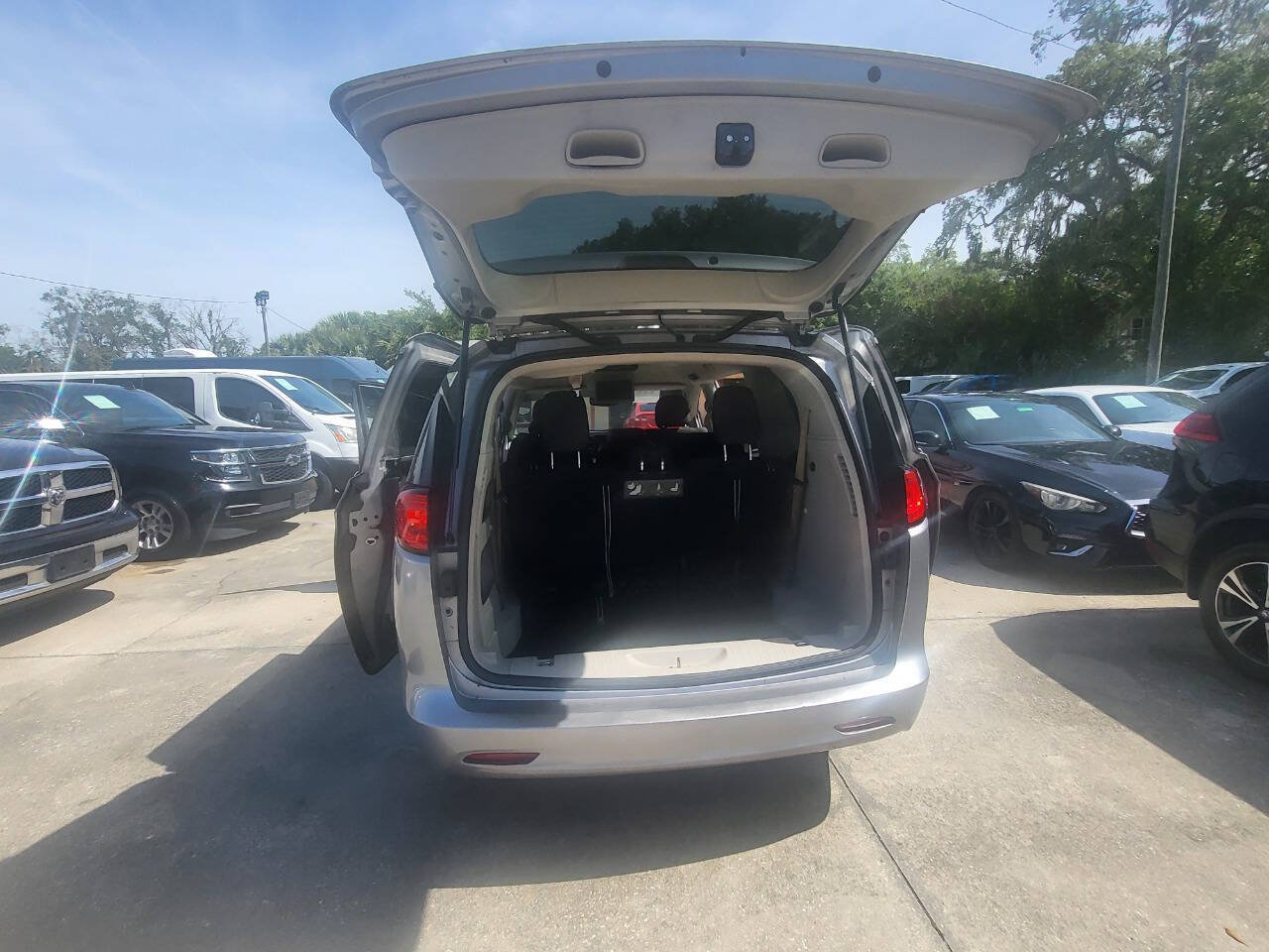 Used 2017 Chrysler Pacifica Touring w/ Tire & Wheel Group FWD image 81