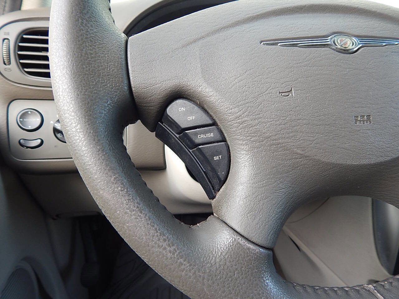 Used 2005 Chrysler Town & Country Touring w/ Luxury Group FWD image 24