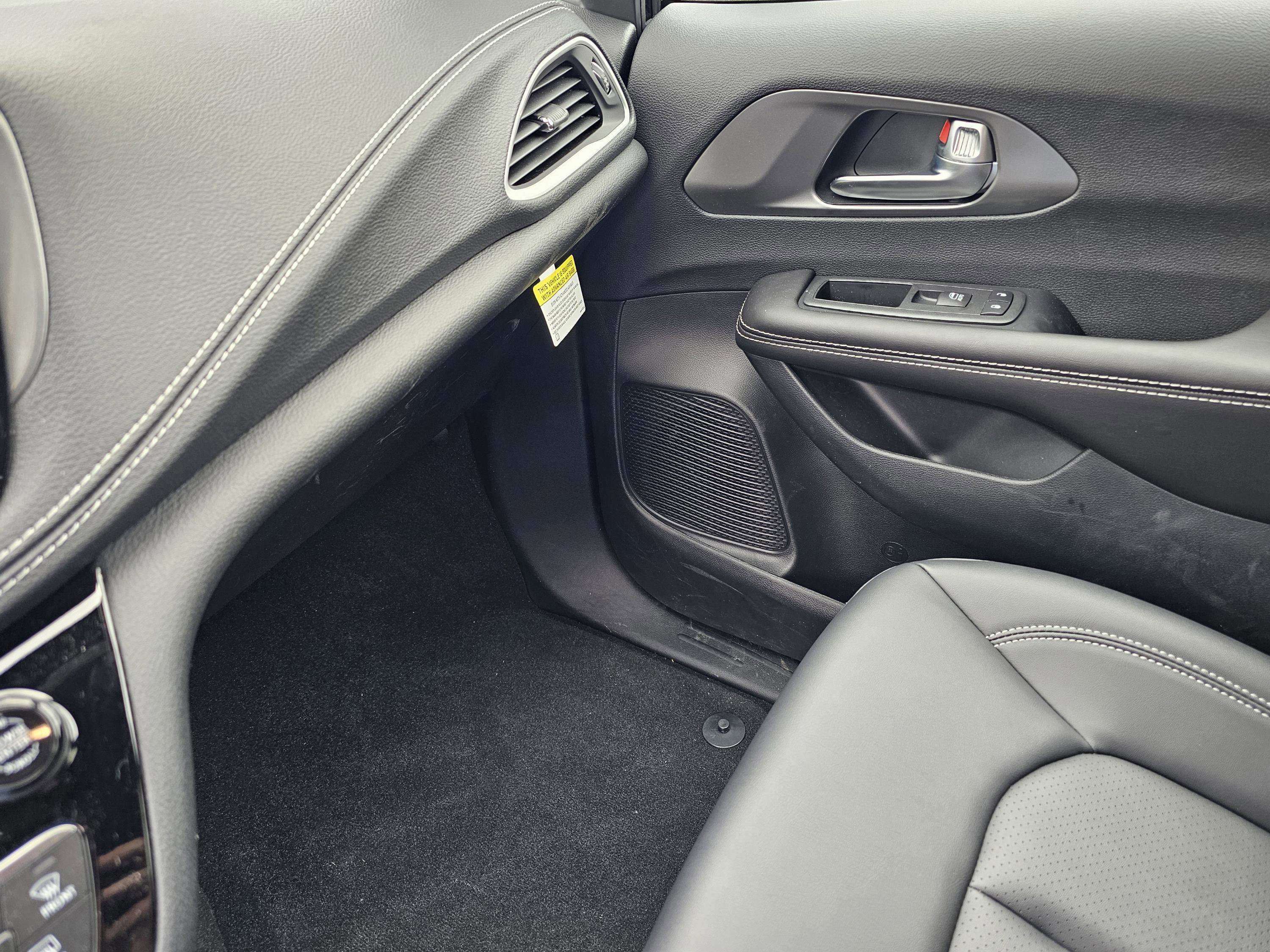 New 2026 Chrysler Pacifica Select w/ S Appearance Package image 27