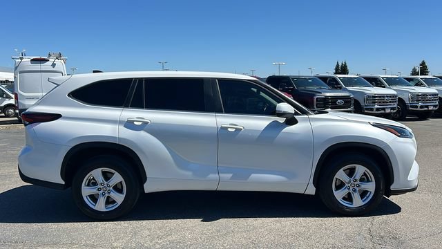 Used 2024 Toyota Highlander LE FWD image 2