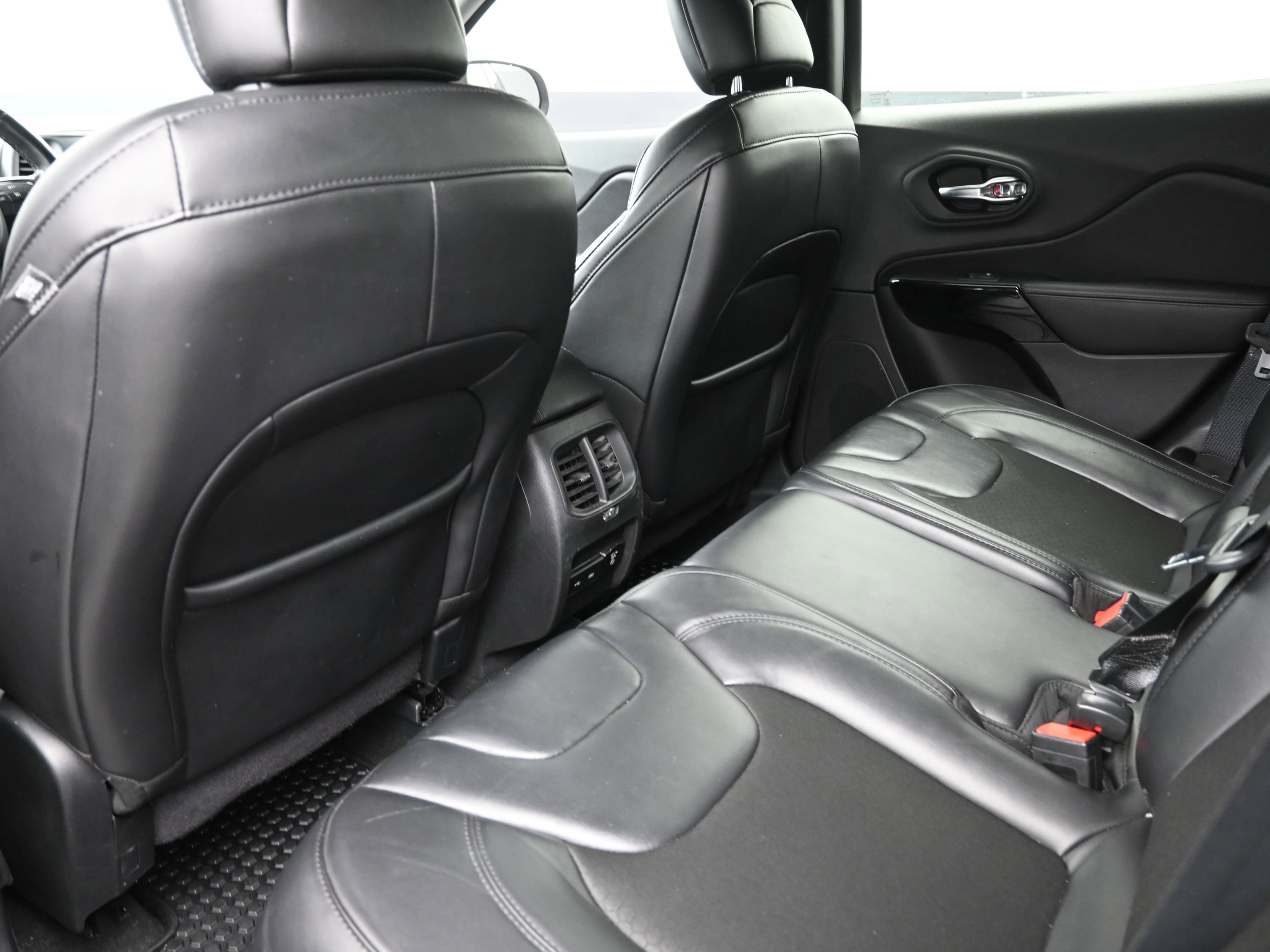 Used 2020 Jeep Cherokee Latitude Plus image 22