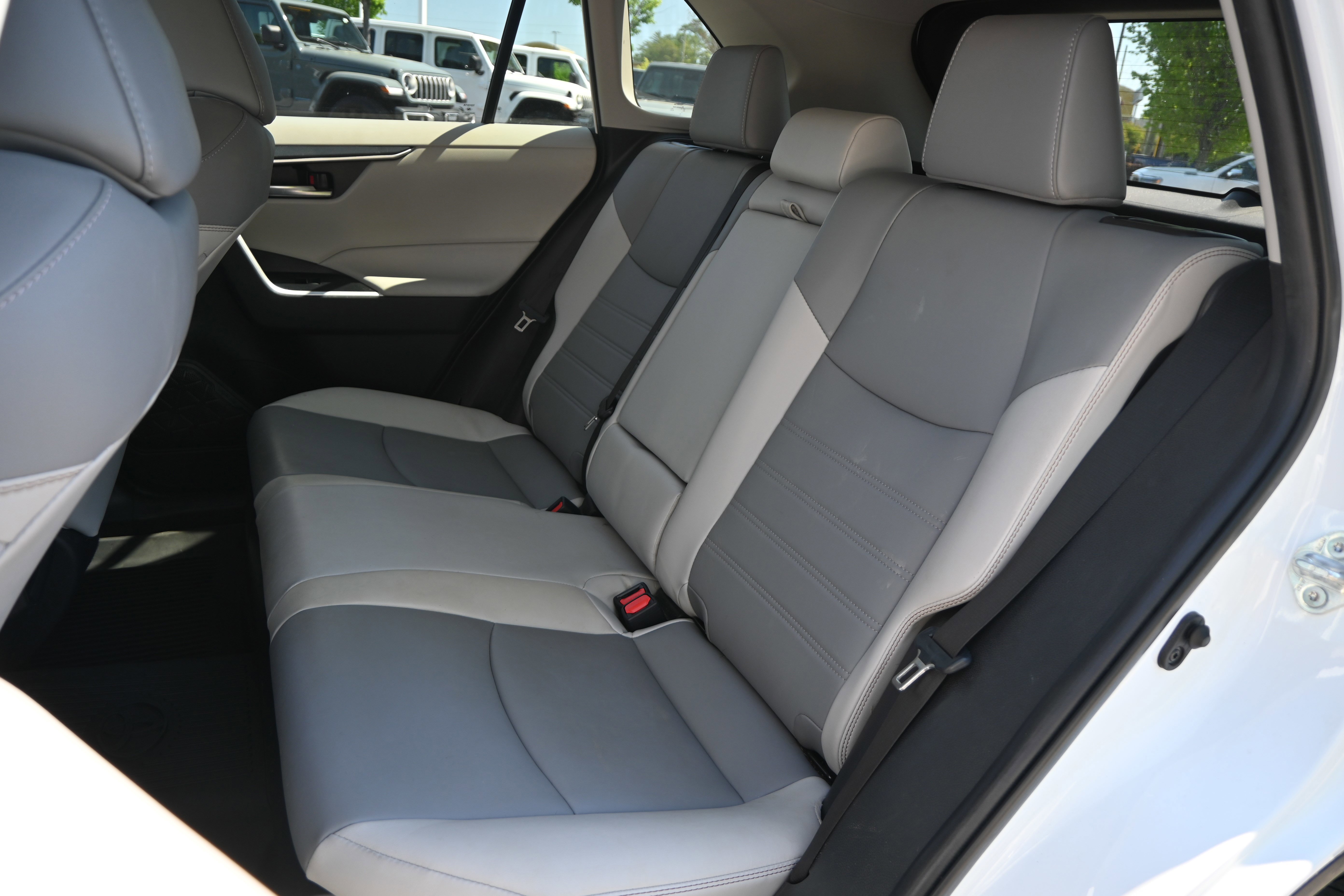 Used 2022 Toyota RAV4 XLE Premium image 11