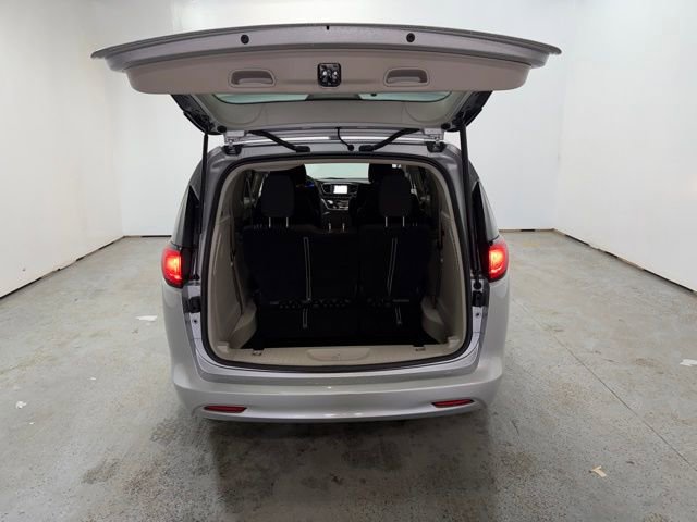 Used 2022 Chrysler Voyager LX FWD image 9