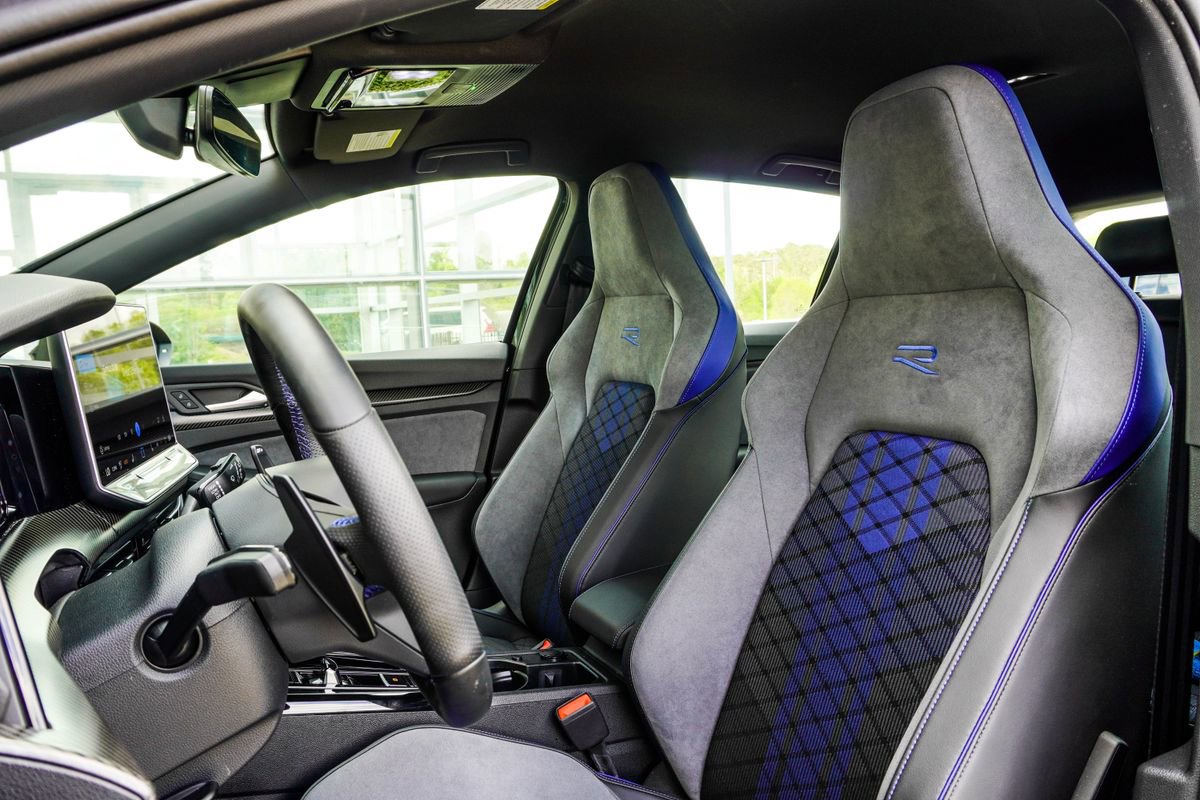 Used 2025 Volkswagen Golf R Black Edition image 36