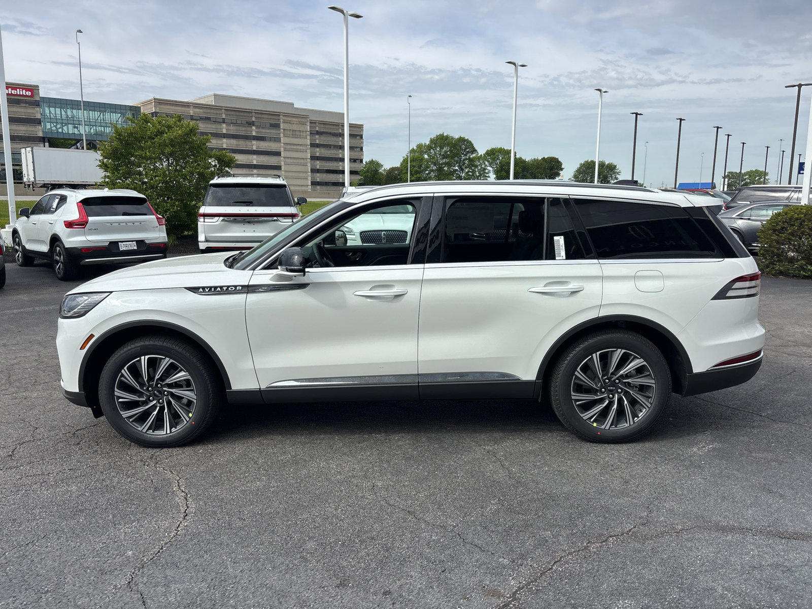 New 2026 Lincoln Aviator AWD image 4