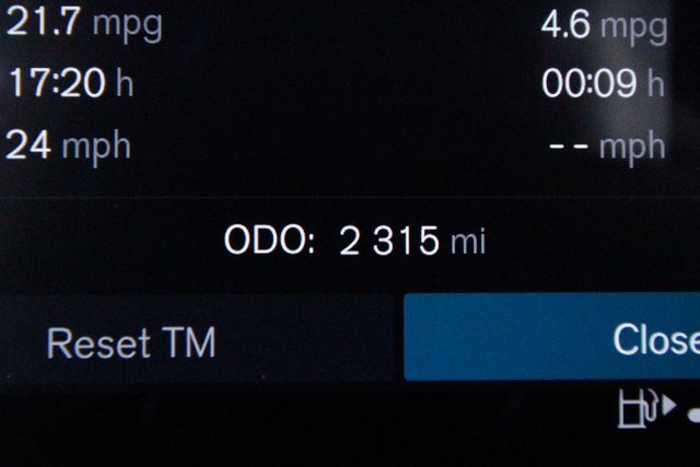 Certified 2025 Volvo XC40 B5 Core w/ Climate Package image 5