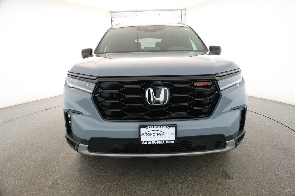 Used 2025 Honda Pilot TrailSport image 2