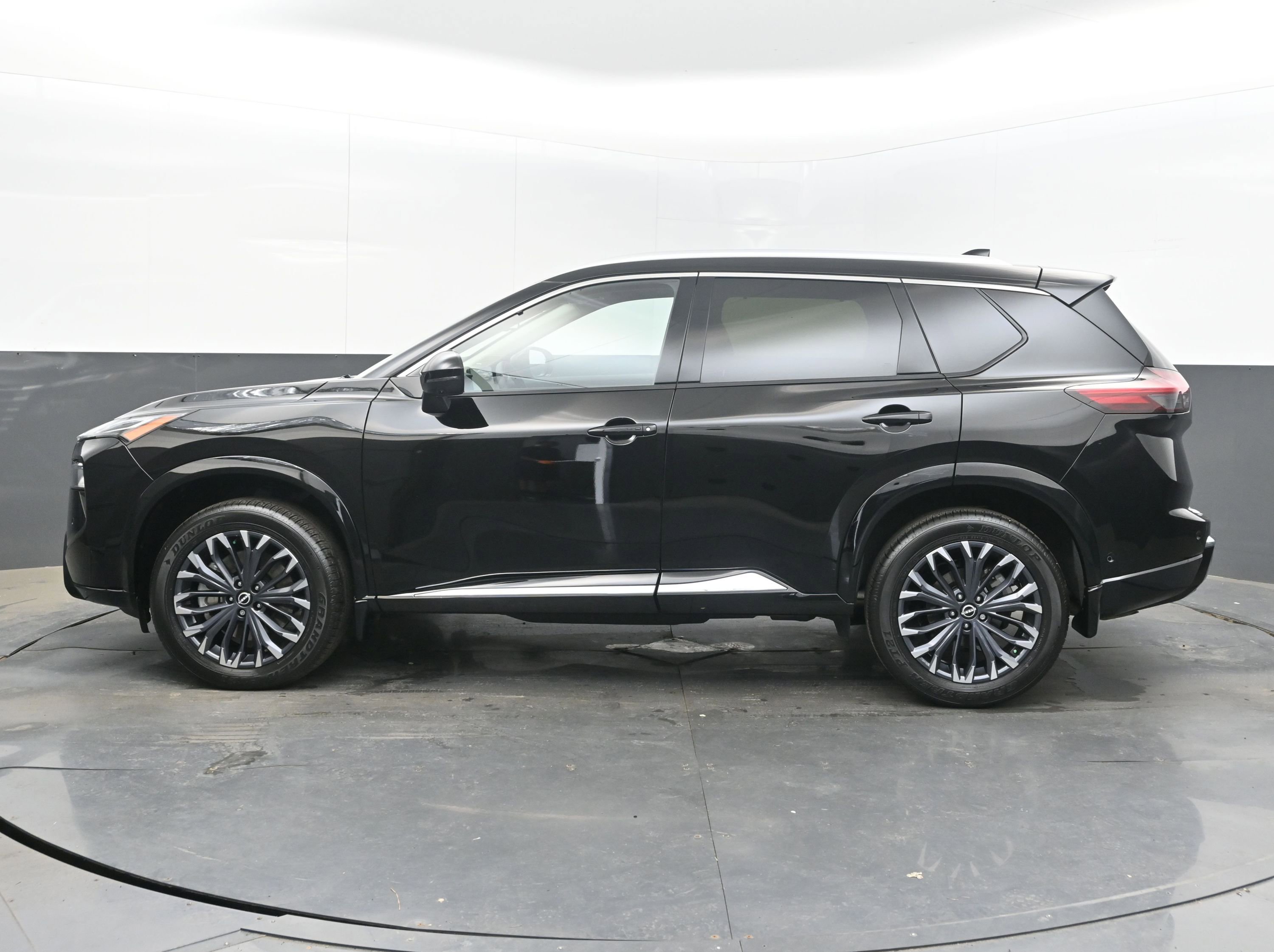 Certified 2025 Nissan Rogue Platinum w/ Tech Package image 5