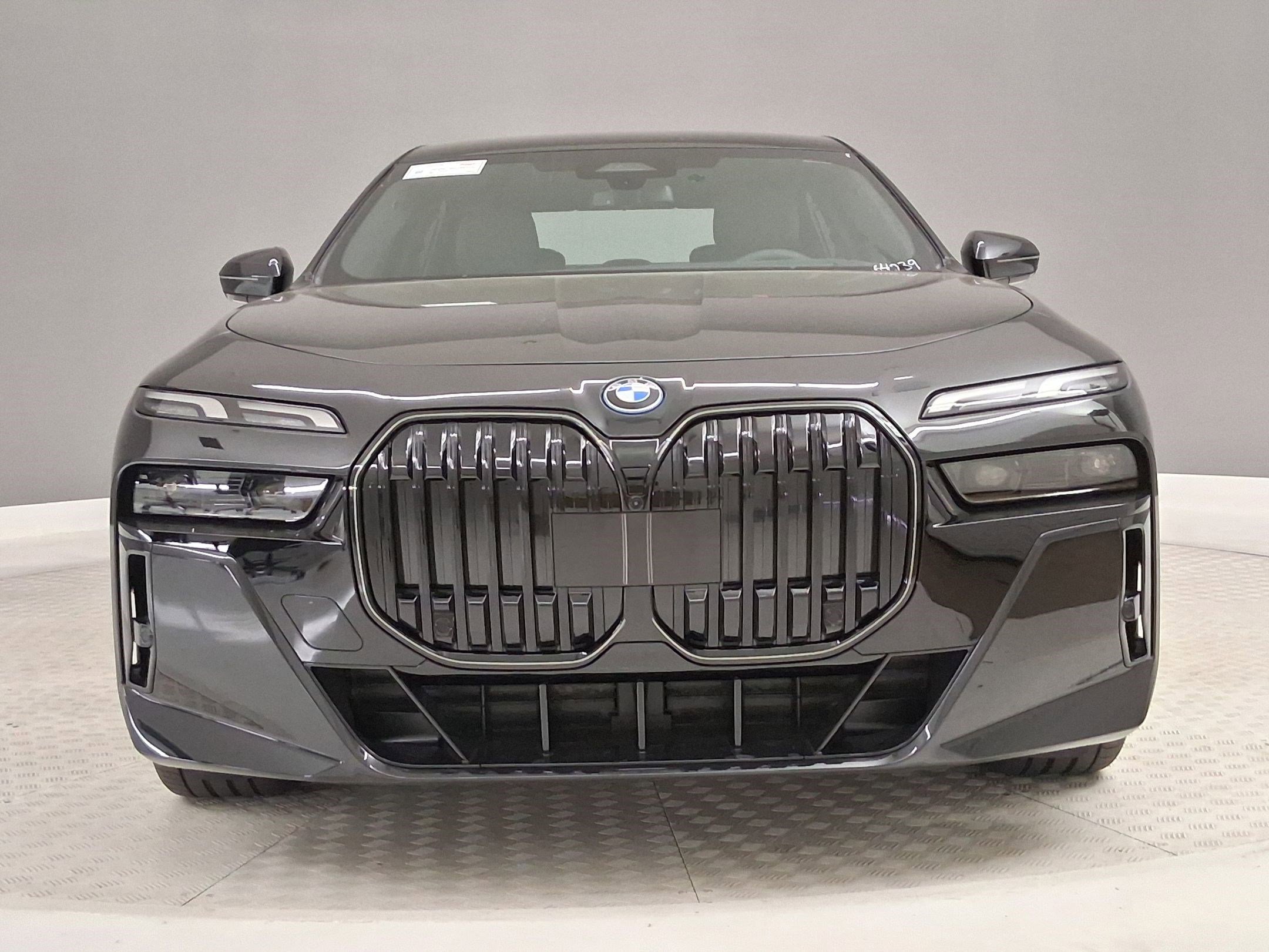New 2026 BMW 750e xDrive w/ Premium Package AWD/4WD image 4