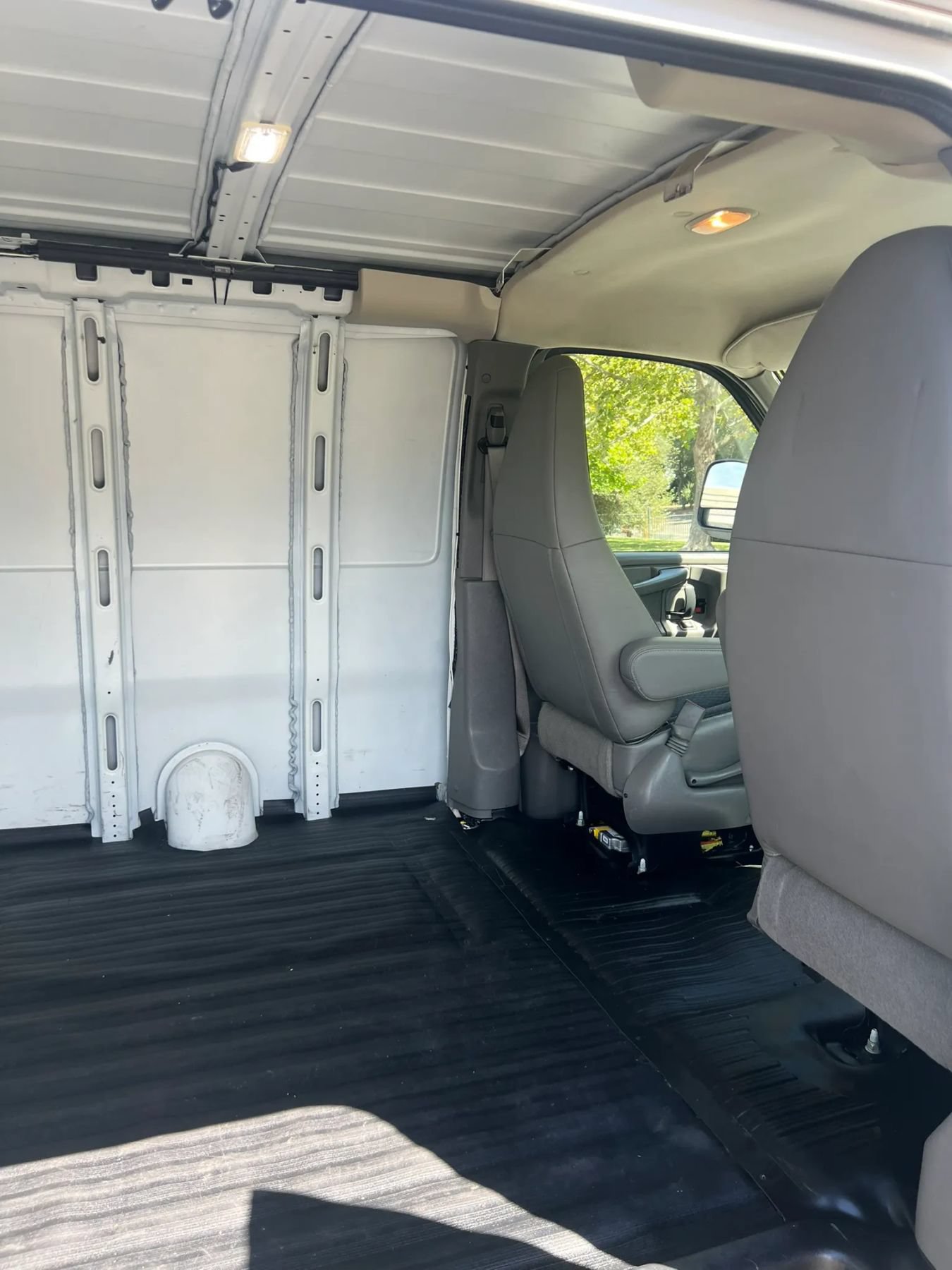 Used 2015 Chevrolet Express 2500 RWD image 12