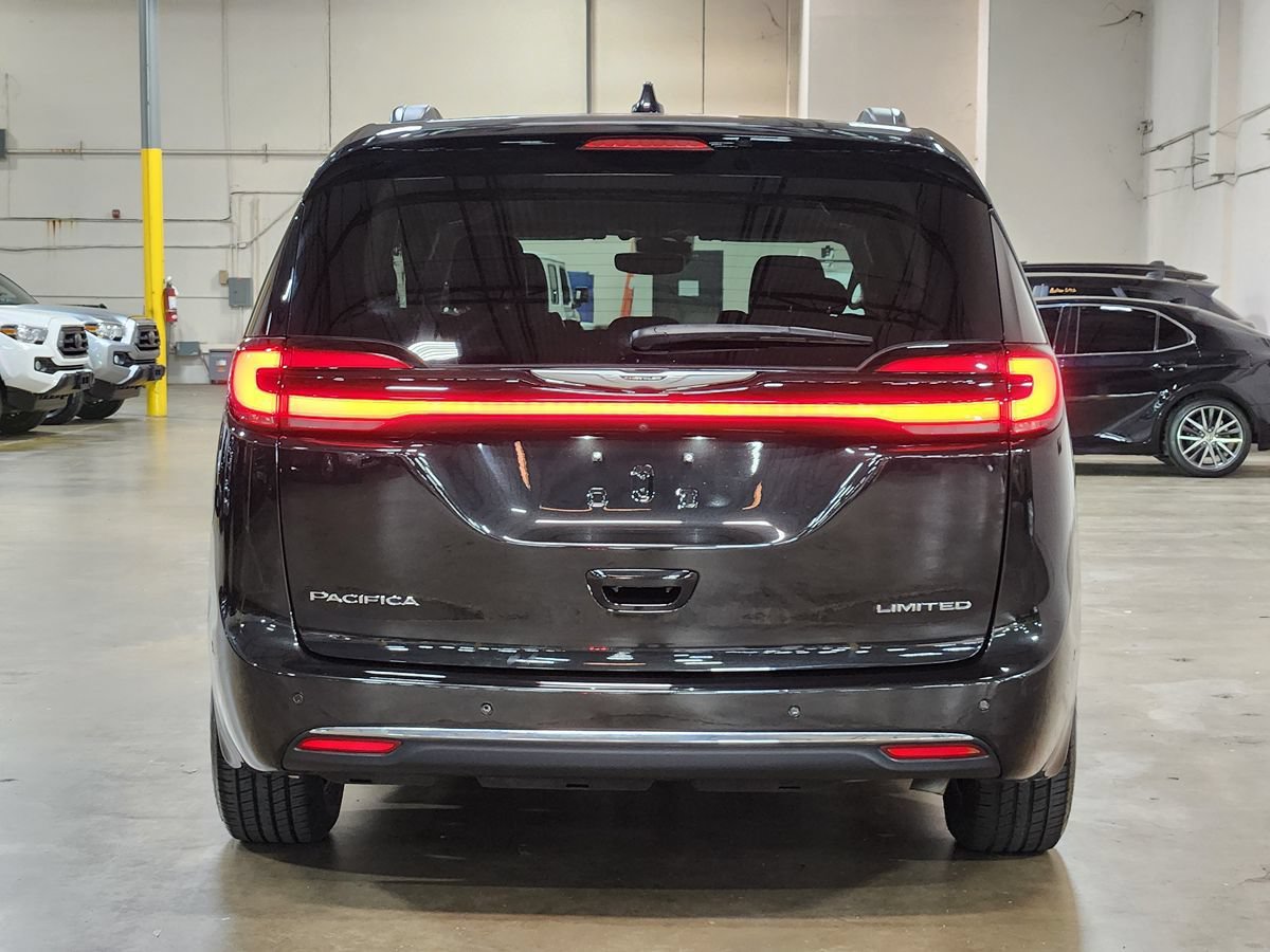 Used 2023 Chrysler Pacifica Limited w/ Uconnect Theater Family Group FWD image 10