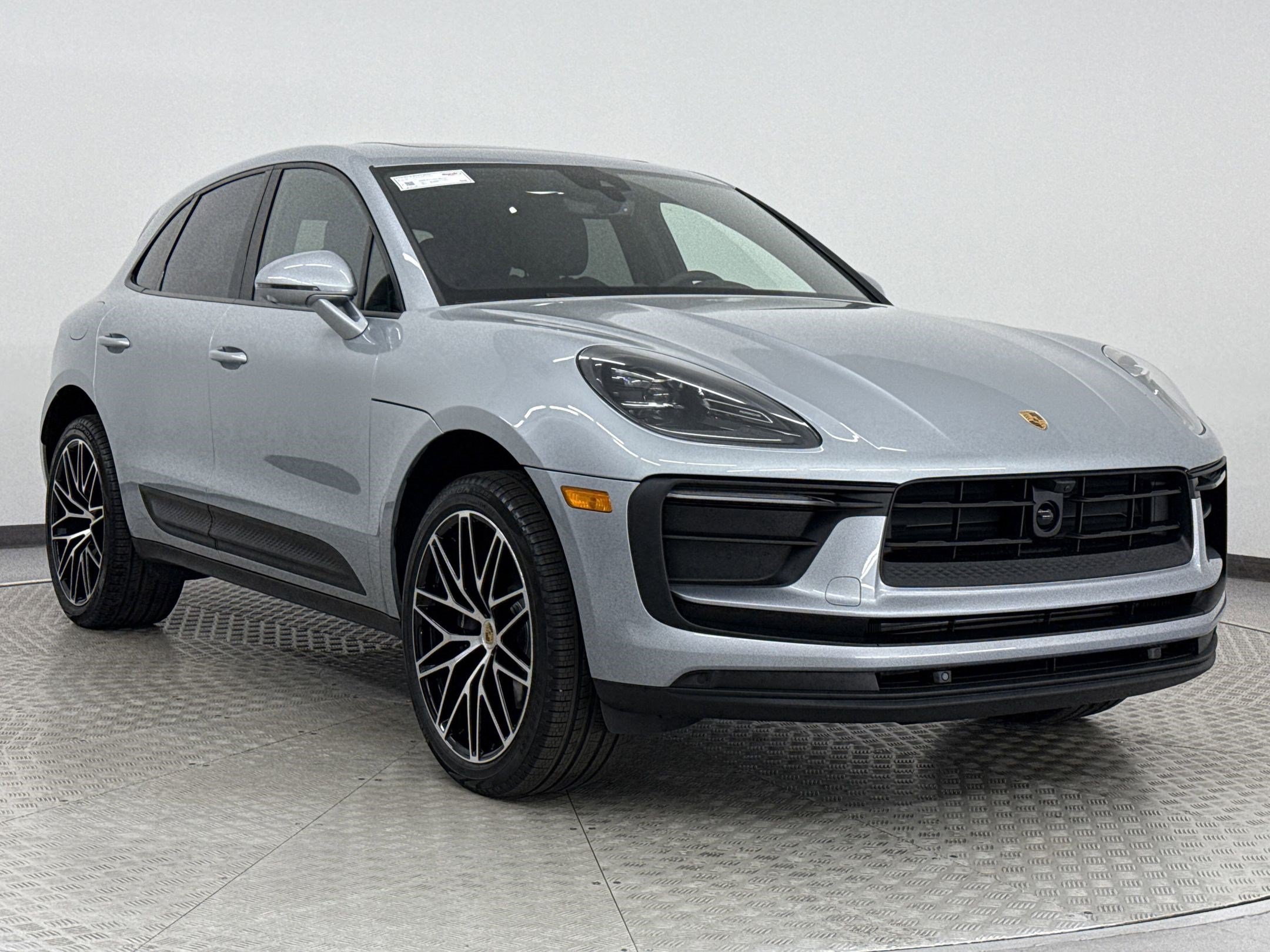 Used 2025 Porsche Macan AWD/4WD image 9