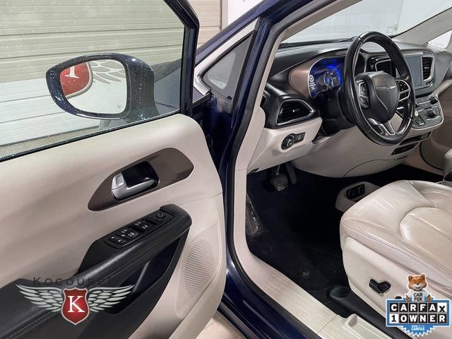 Used 2018 Chrysler Pacifica Touring-L Plus image 11