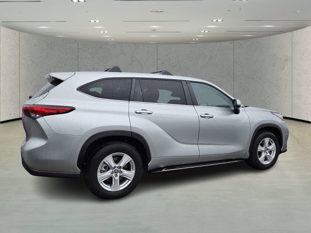 Used 2023 Toyota Highlander L FWD image 3
