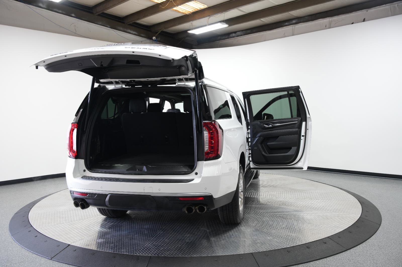Used 2024 GMC Yukon XL Denali AWD/4WD image 12