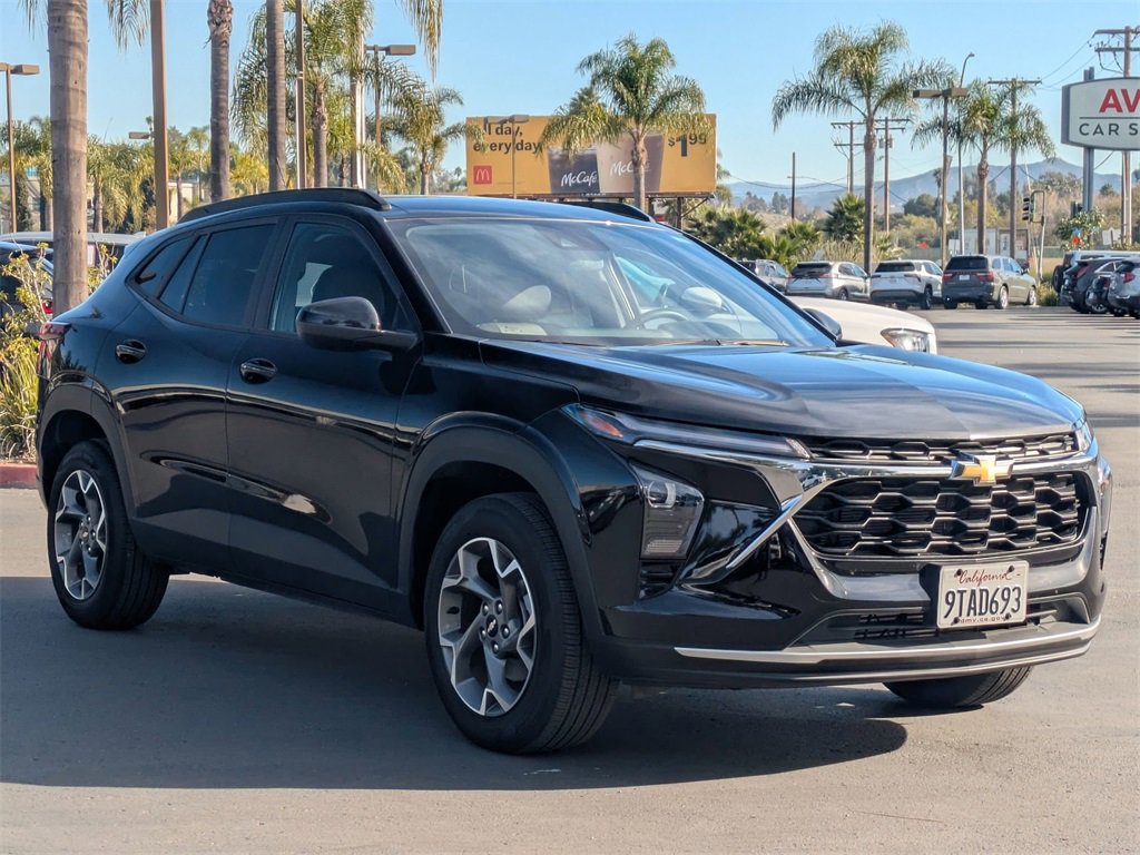 Used 2025 Chevrolet Trax LT w/ LT Convenience Package image 3