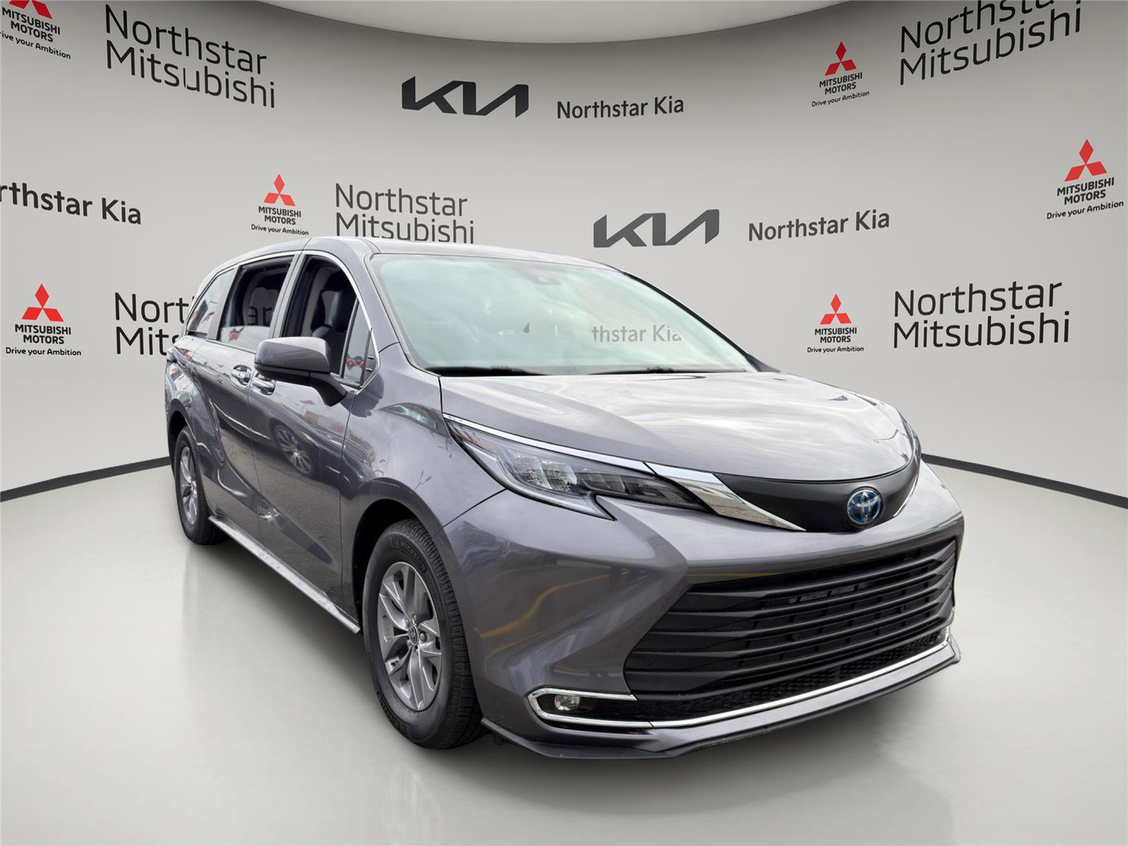 Used 2023 Toyota Sienna XLE image 5