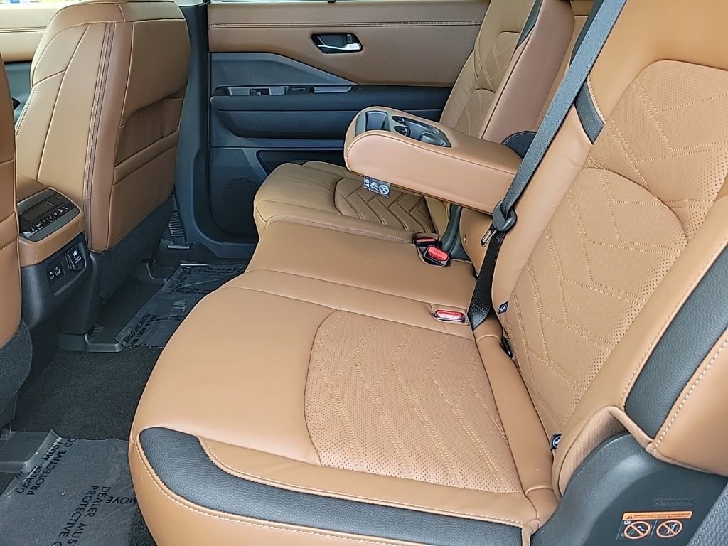 Used 2023 Nissan Pathfinder Platinum w/ Cargo Package image 22