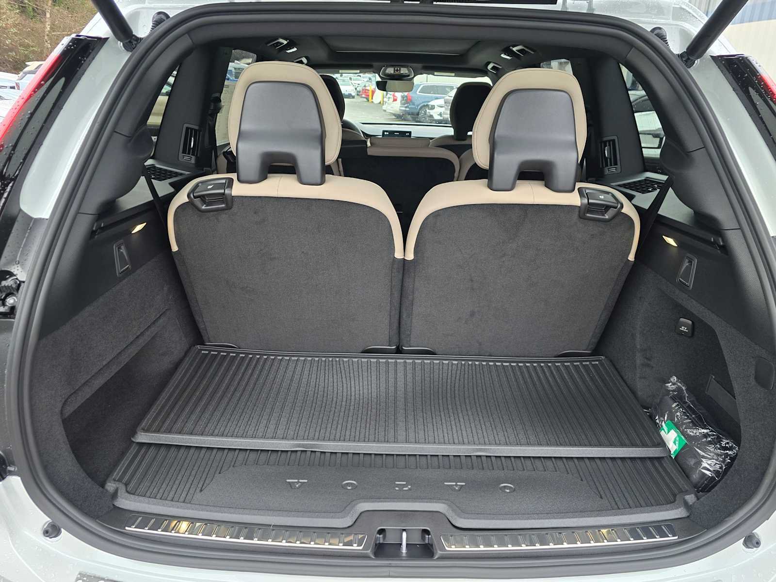 New 2026 Volvo XC90 B6 Plus w/ Protection Package Premier AWD/4WD image 16