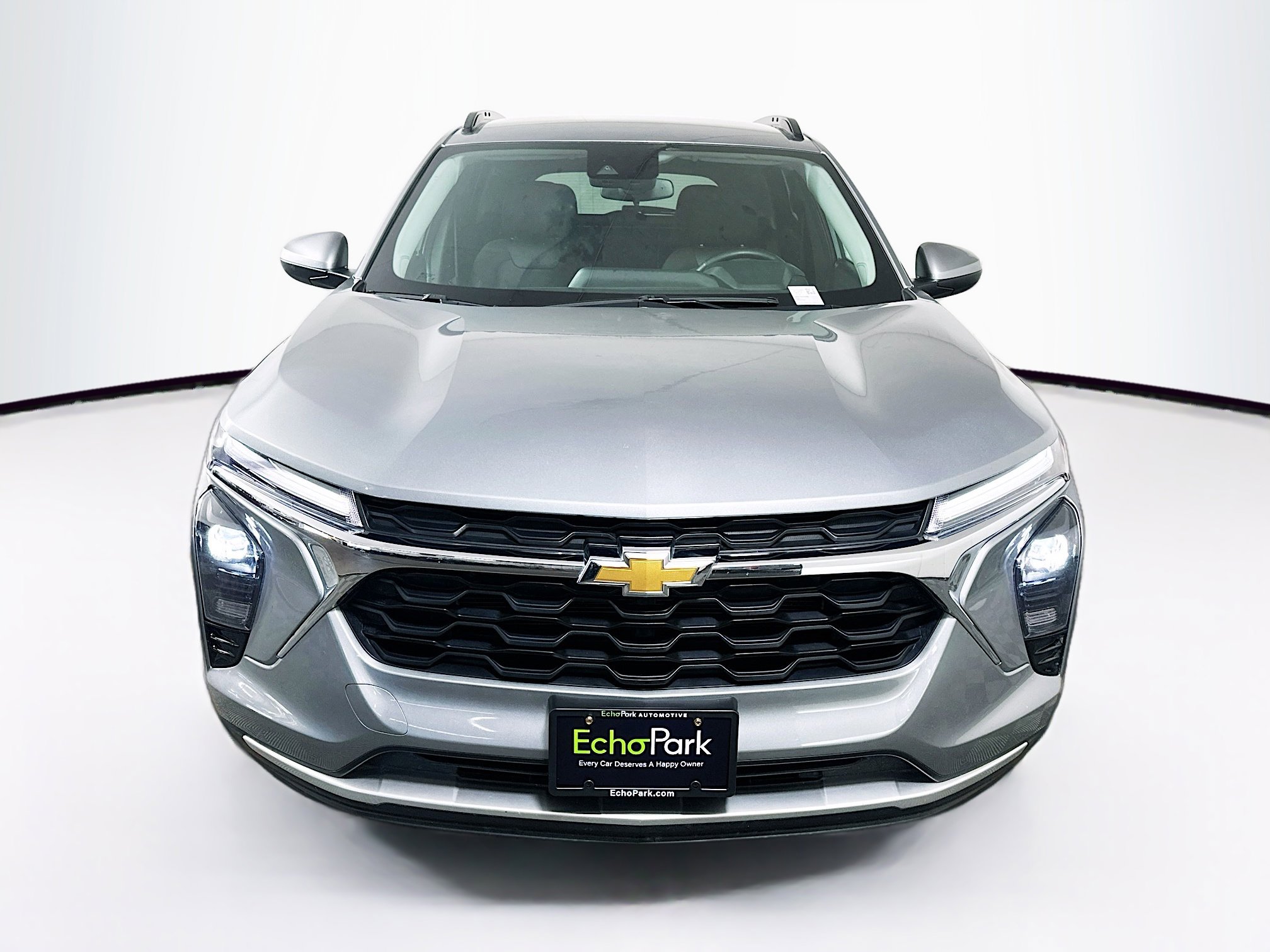 Used 2025 Chevrolet Trax LT w/ LT Convenience Package image 2