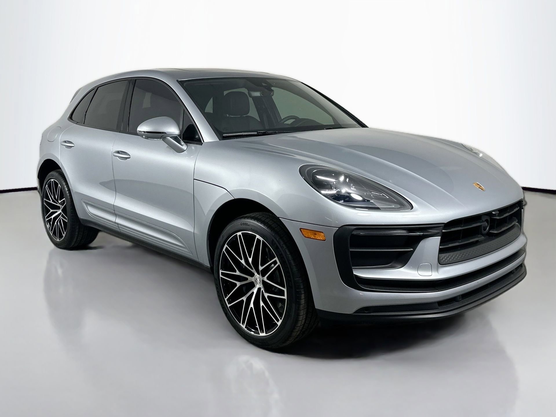 Certified 2025 Porsche Macan image 9