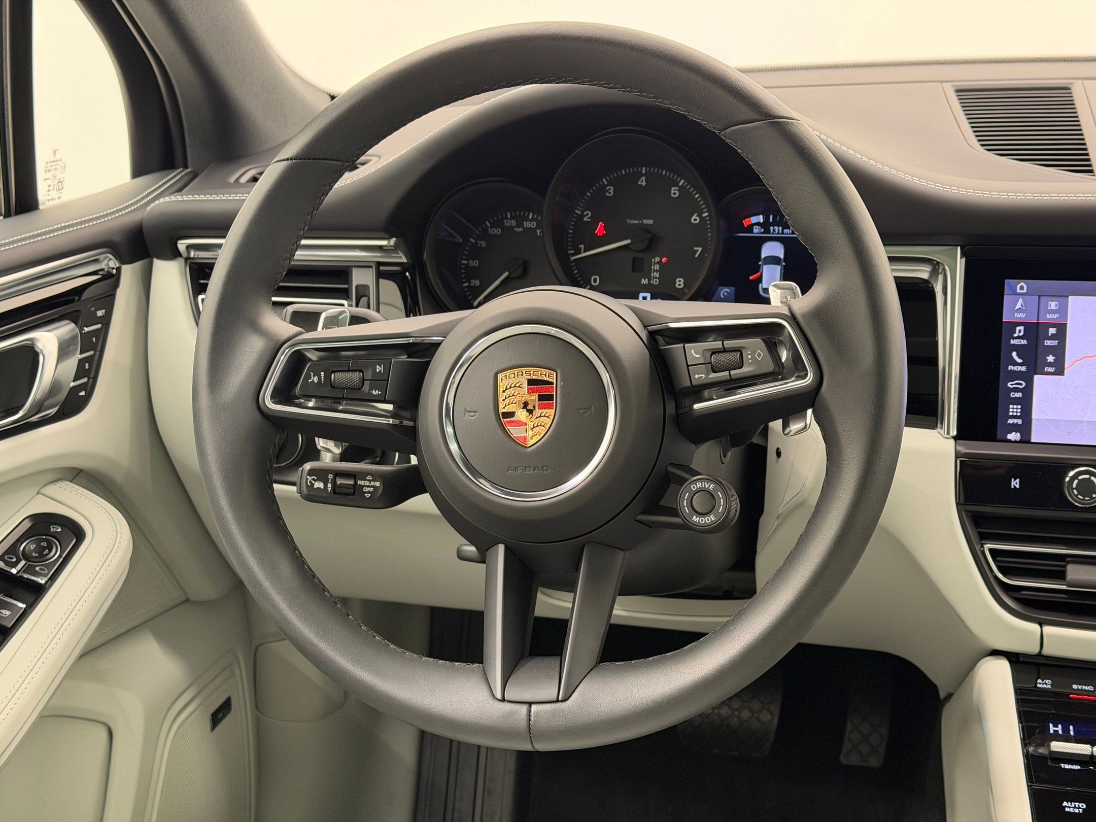 Used 2025 Porsche Macan image 18