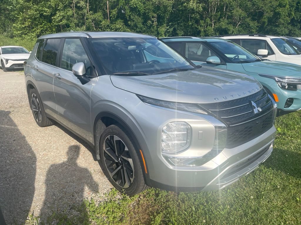 Used 2024 Mitsubishi Outlander SE AWD/4WD image 1
