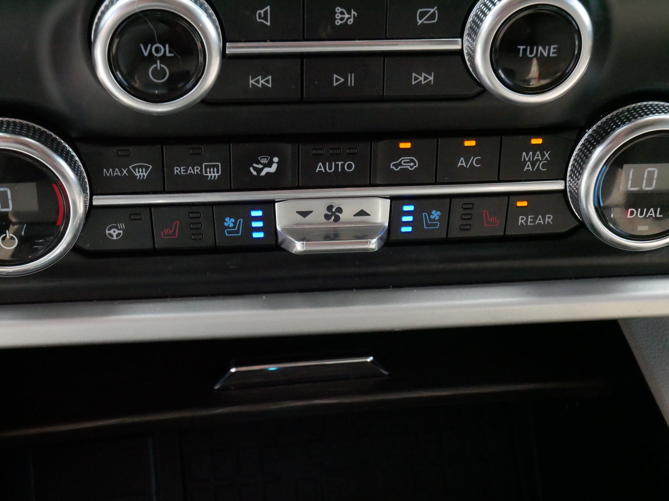 Used 2023 Ford Expedition Limited AWD/4WD image 32