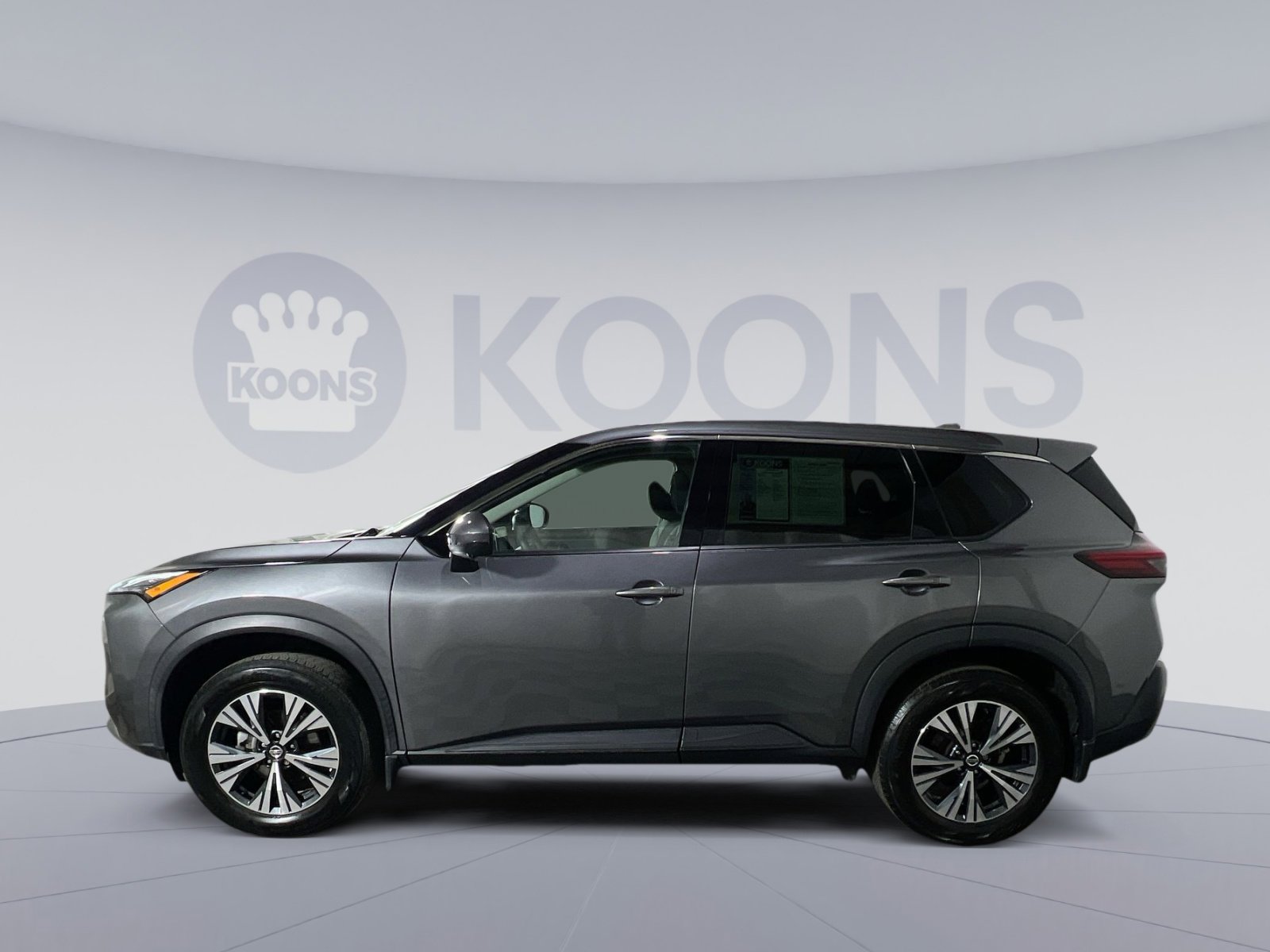 Used 2021 Nissan Rogue SV image 2
