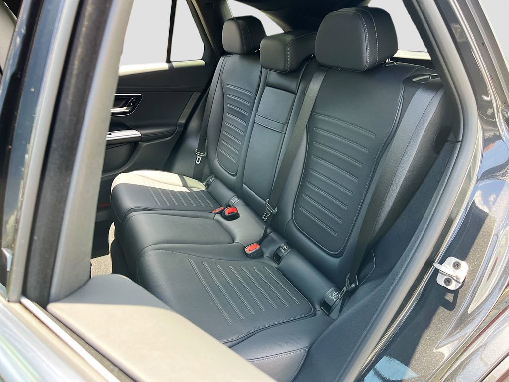 Used 2025 Mercedes-Benz GLC 300 4MATIC image 26