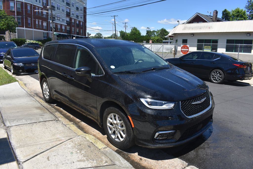 Used 2024 Chrysler Pacifica Touring-L FWD image 4