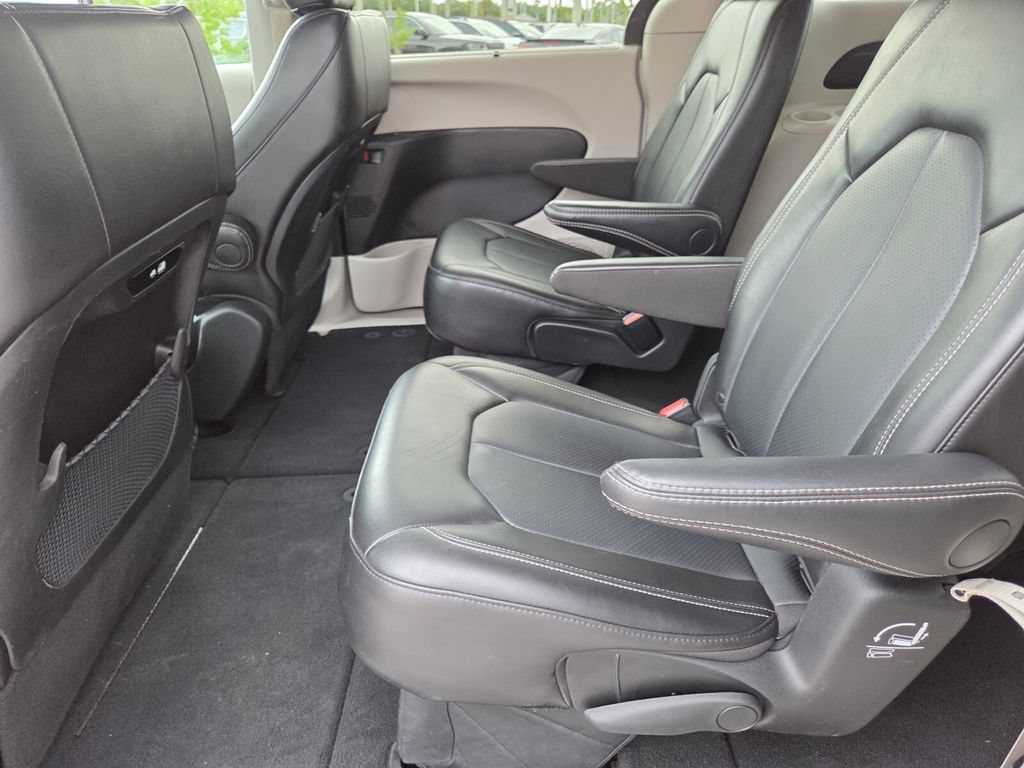 Used 2024 Chrysler Pacifica Touring-L FWD image 25