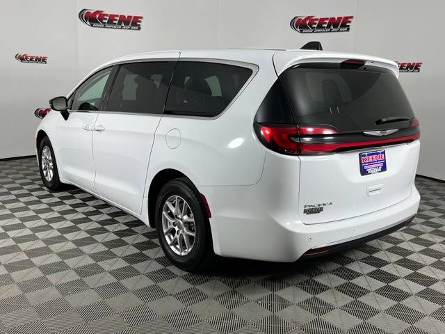Used 2024 Chrysler Pacifica Touring-L FWD image 6