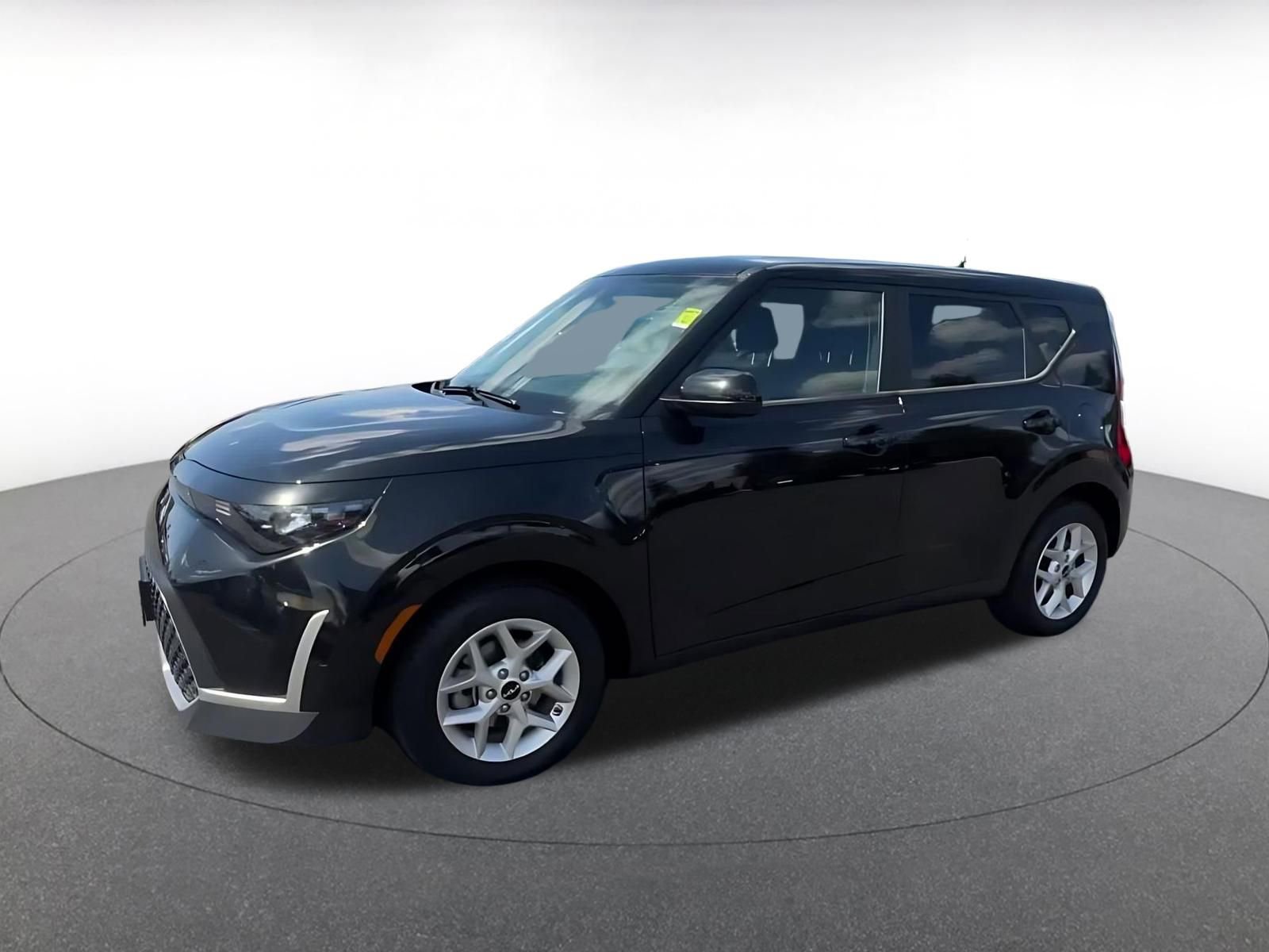 Used 2025 Kia Soul LX w/ LX Technology Package FWD image 8