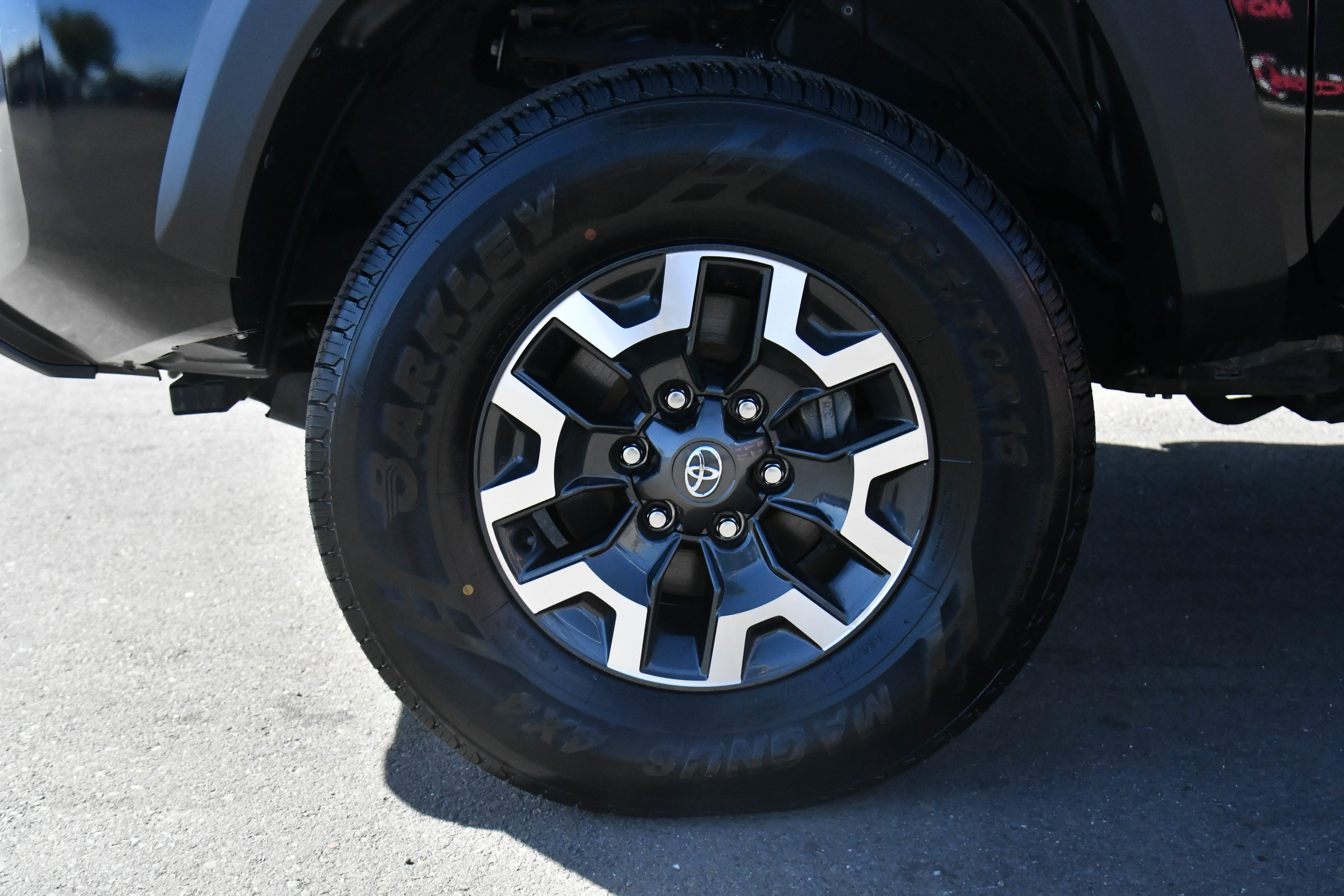 Used 2023 Toyota Tacoma TRD Off-Road w/ Technology Package AWD/4WD image 12