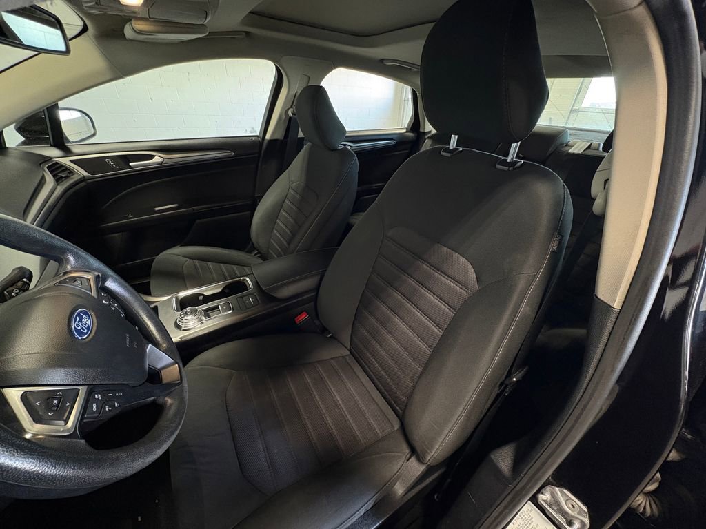 Used 2020 Ford Fusion SE image 17