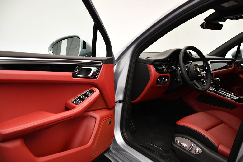 Certified 2026 Porsche Macan AWD/4WD image 40