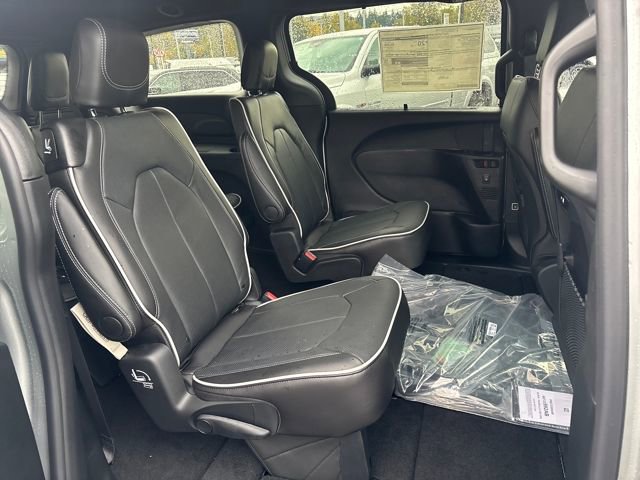 New 2026 Chrysler Pacifica Limited image 12