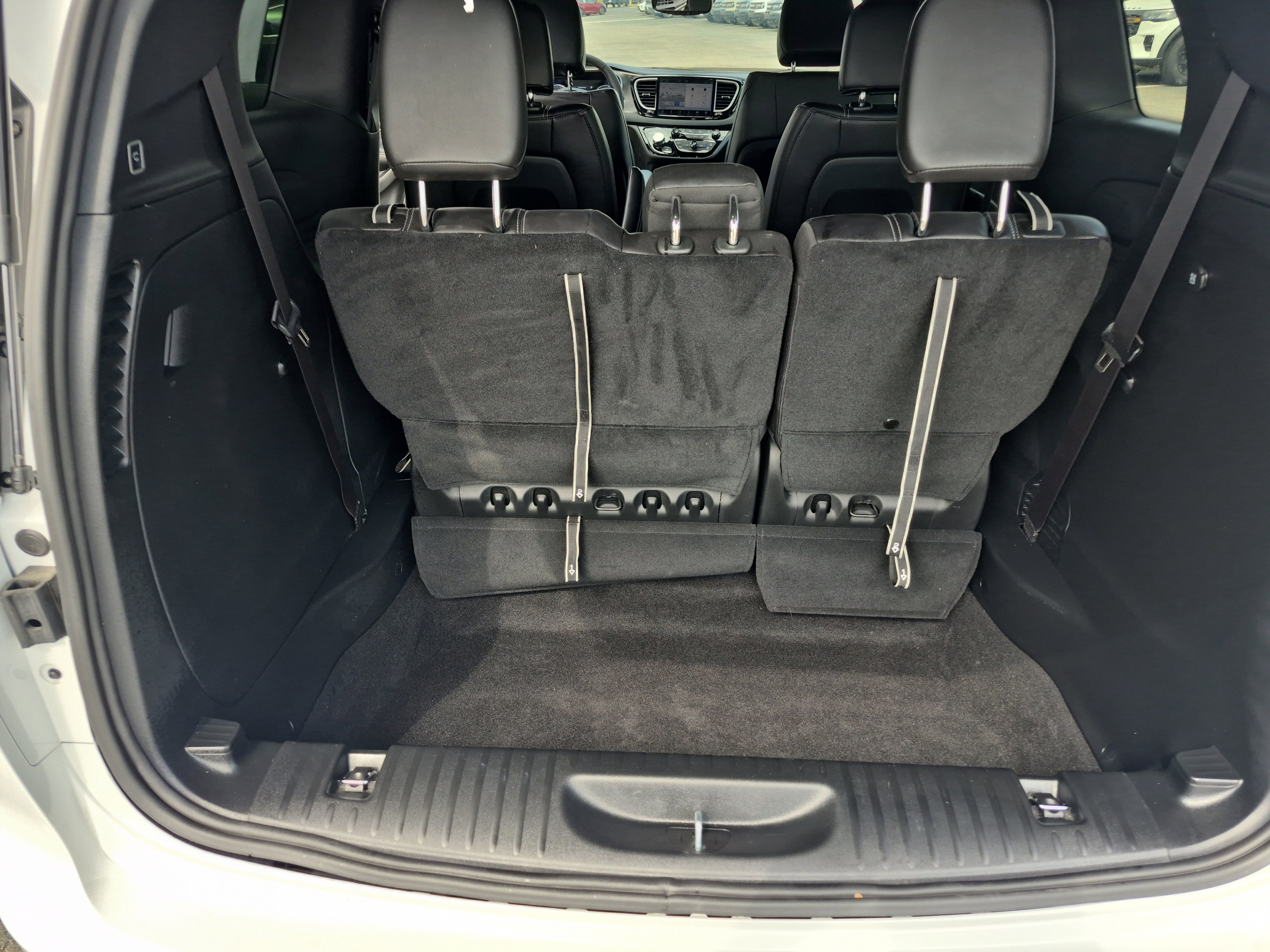 Used 2026 Chrysler Pacifica Select image 16