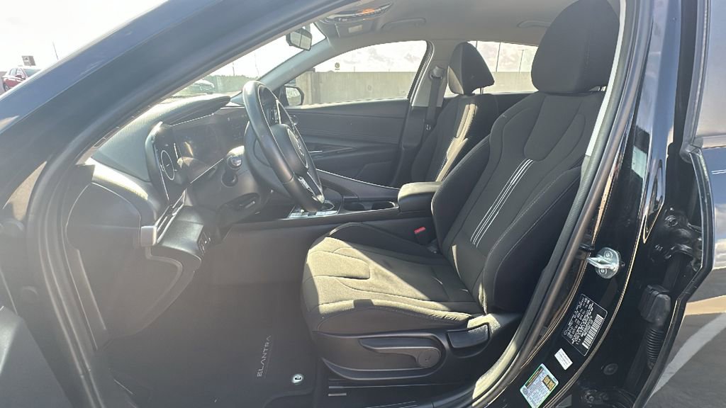 Used 2023 Hyundai Elantra SEL w/ Convenience Package image 4