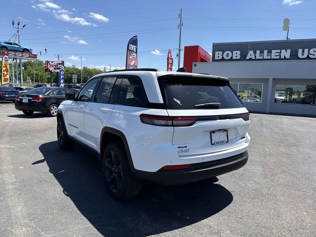 Used 2025 Jeep Grand Cherokee Limited w/ Black Appearance Package AWD/4WD image 12