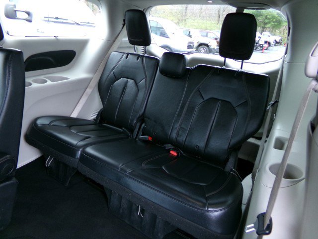 Used 2019 Chrysler Pacifica Touring-L image 18