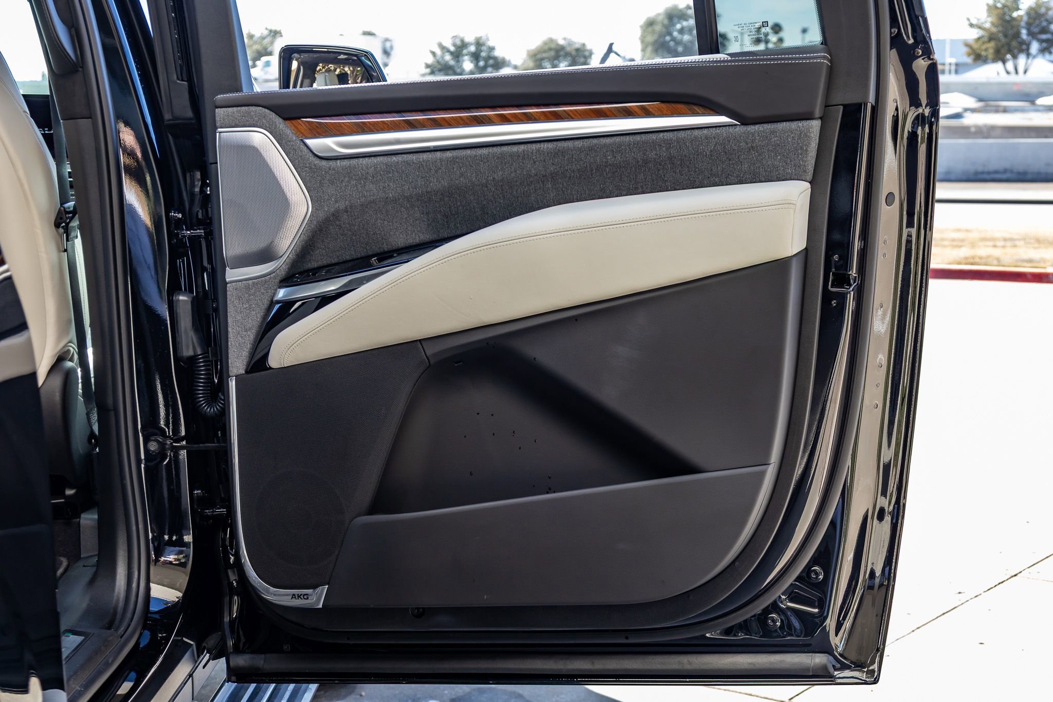 Used 2026 Cadillac Escalade ESV Platinum Sport w/ LPO, ONYX Package image 41