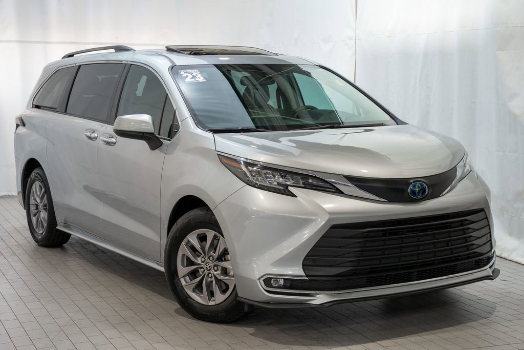 Certified 2023 Toyota Sienna XLE image 1